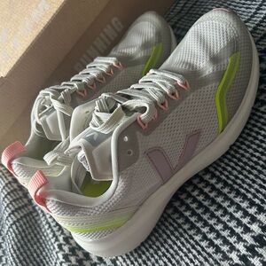 Veja Women's Athletic Shoes size 7